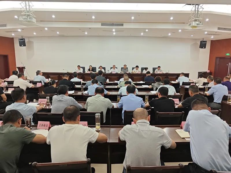 我县召开县委理论学习中心组学习会